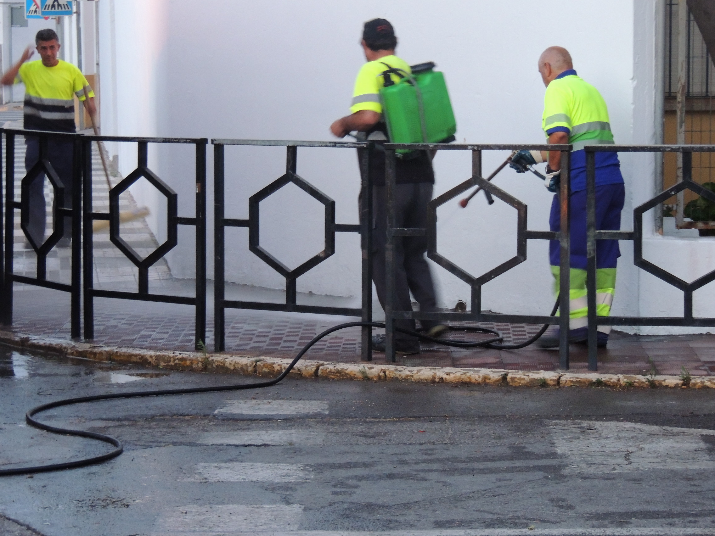 Actuaciones del Plan de Choque de Limpieza Viaria en las cercanías de cuatro colegios San Roque